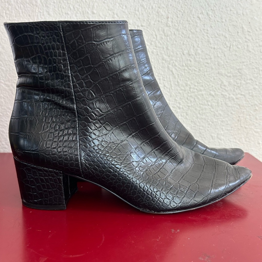 Express Croc Embossed Pointed Toe Black Faux Leather Ankle Boots 8